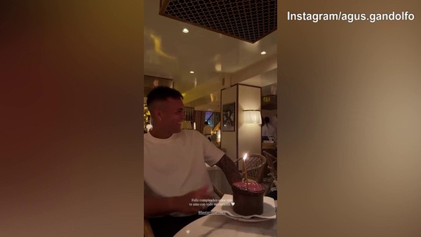 Lautaro Martinez festeggia il compleanno con una torta