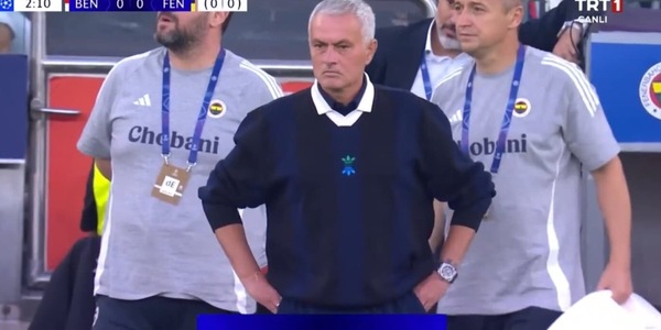 Che caos dopo un'espulsione di Benfica-Fenerbahce: la reazione di Mourinho va su tutti i social