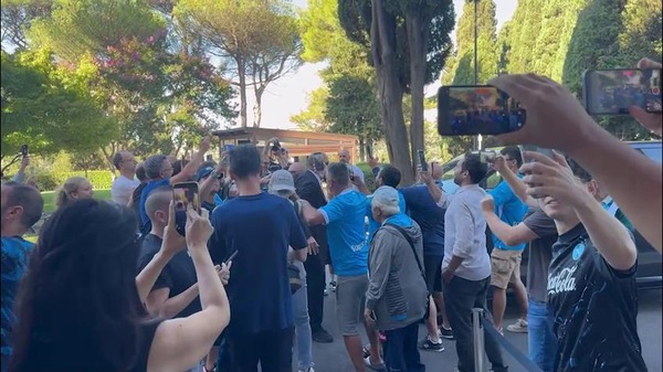 Napoli, bagno di folla per Hojlund alle visite mediche