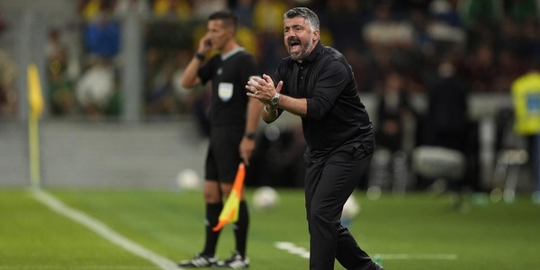 Clamoroso durante Italia-Estonia, spunta un telefono in campo: la reazione di Gattuso è virale