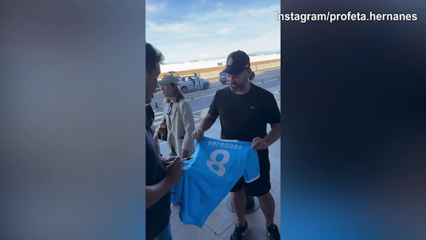 Hernanes, cuore Lazio: la firma sulla maglia ad un tifoso