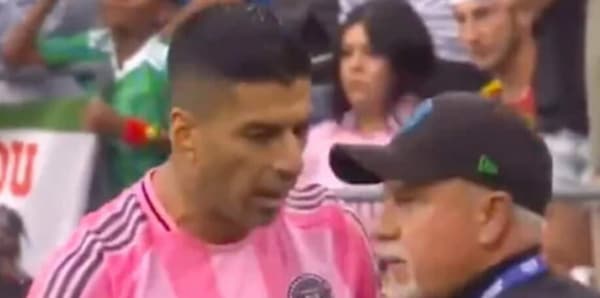 Luis Suarez, maxi squalifica per lo sputo all'allenatore avversario