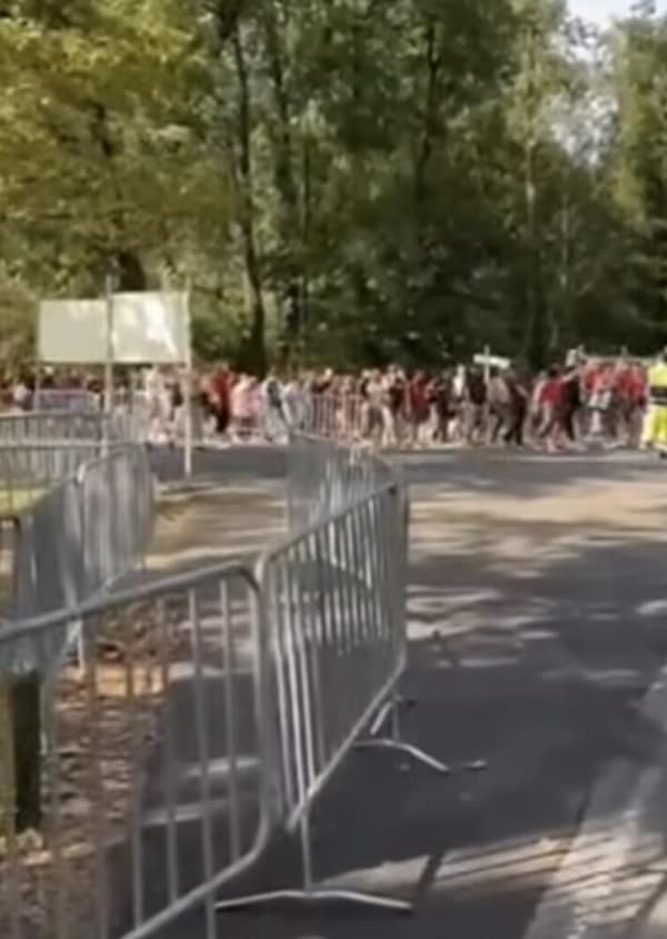 Pura passione a Monza: migliaia di tifosi raggiungono a piedi l'Autodromo