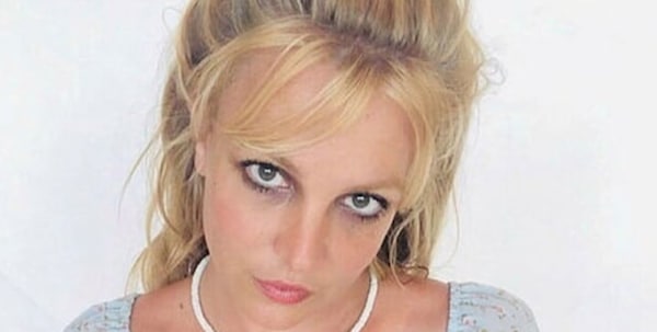 "Britney Spears fuori controllo, vive tra gli escrementi e balla in mutande al ristorante"