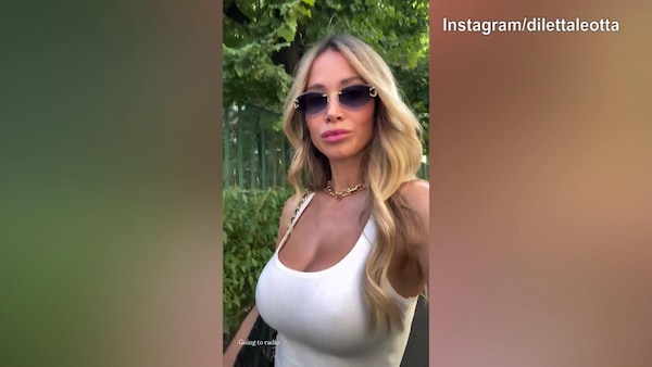 Milano, giornata di sole e passeggiata con il cane per Diletta Leotta