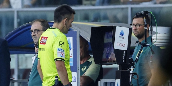 Juve, tifosi inferociti sui social dopo il pari con il Verona: l’arbitro scambia Joao Mario con Kalulu