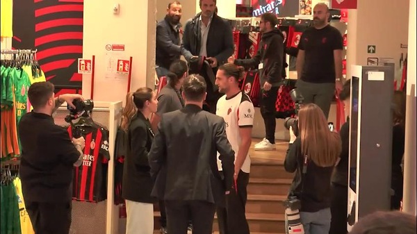 Milan, che entusiasmo per Rabiot: e mamma Veronique osserva...