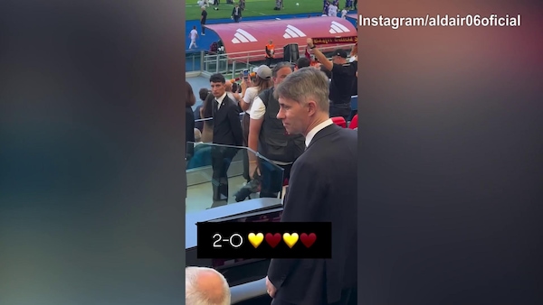 Aldair festeggia la vittoria della Roma dietro Ranieri e Massara