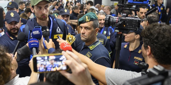 Gli azzurri del volley atterrano a Roma e raccolgono gli applausi dei tifosi