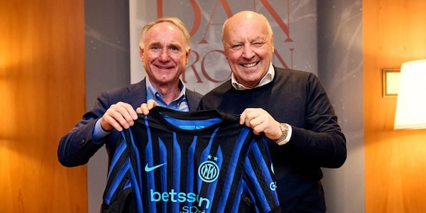Dan Brown e la rivelazione a sorpresa: "Sono interista". E posa con Marotta per presentare il nuovo libro