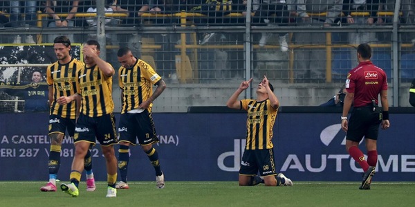 Serie B, la Juve Stabia vince il derby con l'Avellino. Il Bari cade: tris Reggiana