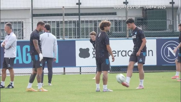 Napoli, riscaldamento e torello prima della partenza
