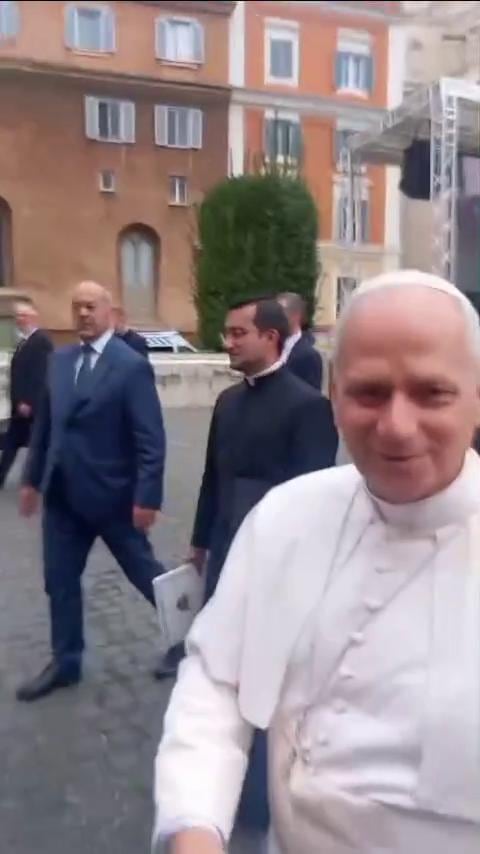 "Forza Roma! Vinciamo lo scudetto!". Papa Leone XIV stringe le mani ai fedeli tifosi