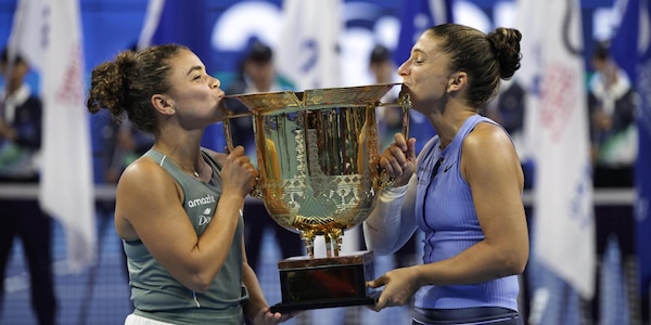 Jasmine Paolini non sta bene, ansia per l'esordio con Sara Errani: a che ora giocano e come sta