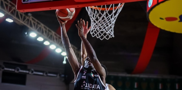 Serie A, la Virtus Bologna sbanca Varese e vola in testa