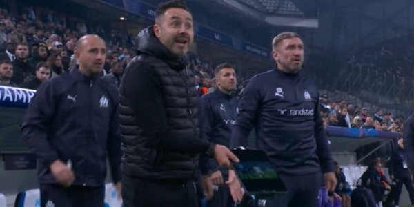 De Zerbi impazzisce con l'arbitro e lancia l'iPad: "Guarda qui..."
