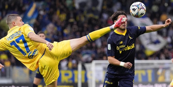 Serie B, Modena da urlo: pari in rimonta con il Frosinone, Sottil resta in vetta. Frena il Catanzaro, cade il Palermo
