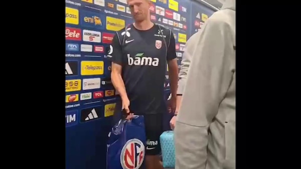 Cappellino, selfie in campo e chupa chups: il sorriso beffardo di Haaland a Milano