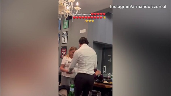 Izzo, ballo romantico con la mamma