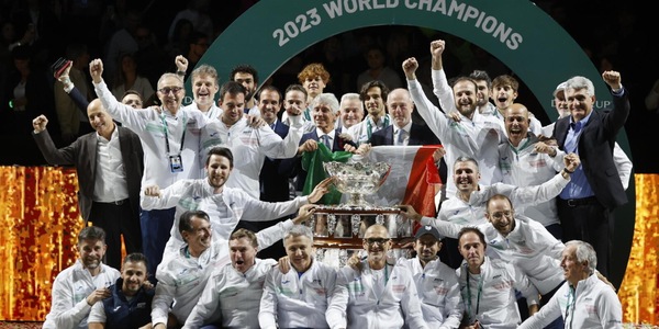 Italia nella storia senza Sinner, ma con Berrettini e Cobolli immensi: a Bologna è la terza Davis consecutiva