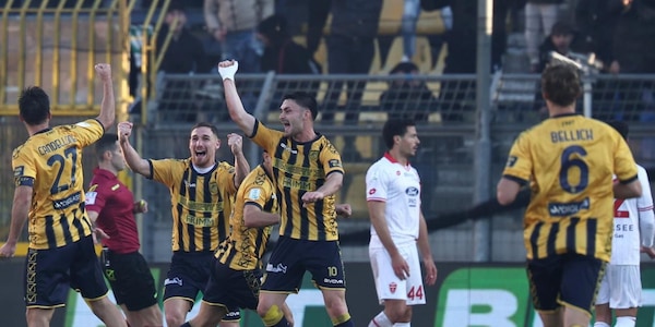Serie B, la Juve Stabia rallenta la corsa del Monza. Lo Spezia affonda la Samp