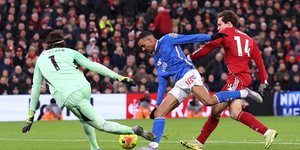 Chiesa, che salvataggio mostruoso davanti alla porta di Alisson: il Liverpool si salva al 94'