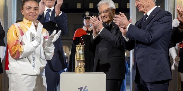 Milano-Cortina 2026, la fiamma olimpica è arrivata a Roma