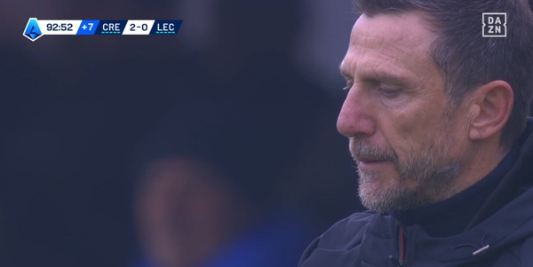 Di Francesco fissa il vuoto durante Cremonese-Lecce: l'immagine dice tutto
