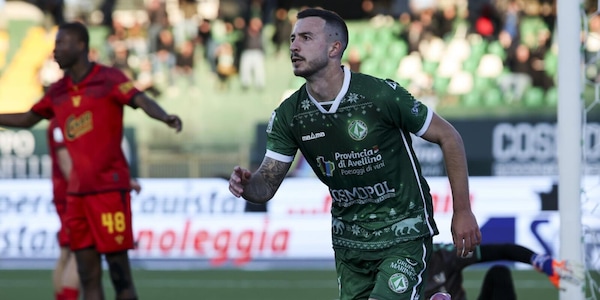 Serie B, l'Avellino ferma il Venezia. Il Frosinone aggancia in vetta il Monza, il Bari riacciuffa il Pescara