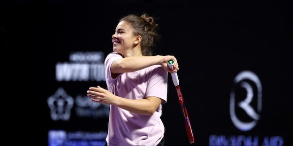 Paolini, il regalo di Natale ai fan: l'azzurra mette in palio le sue racchette