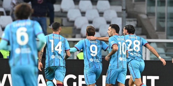 Gol pazzesco di Kilicsoy, i compagni del Cagliari non ci credono: “Sei pazzo…”