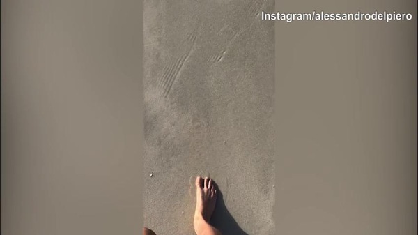 Passaggiata in riva all'acqua per Alex Del Piero