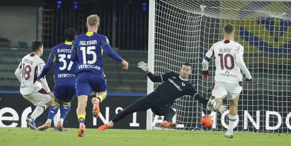 Simeone la sblocca, Casadei e Njie la chiudono: il Torino vince a Verona e aggancia il Sassuolo