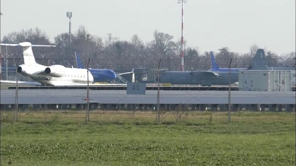 Crans-Montana, il C-130 con le salme dei ragazzi italiani a Linate