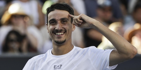 Sonego, debutto con vittoria a Hong Kong: il baby Sakamoto sconfitto in due set