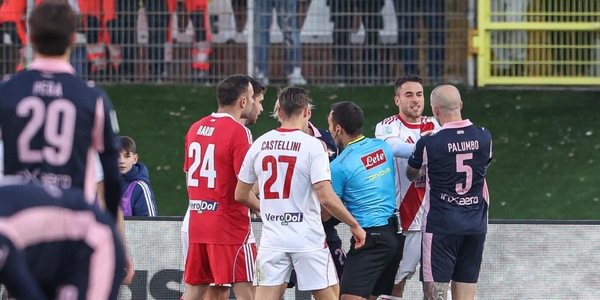 Serie B, il Mantova riacciuffa il Palermo all'ultimo respiro: non basta Ceccaroni