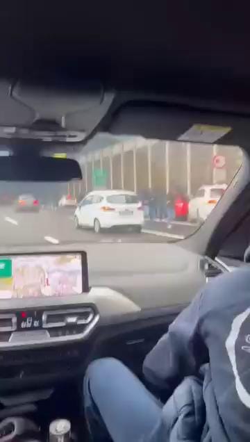 Guerriglia in autostrada tra gli ultras di Fiorentina e Roma: violenti scontri con spranghe e mazze
