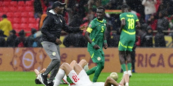 Trionfo Senegal in una finale folle: prima abbandona il campo per un rigore dato al Marocco, poi Brahim Diaz sbaglia. Decide Gueye ai supplementari