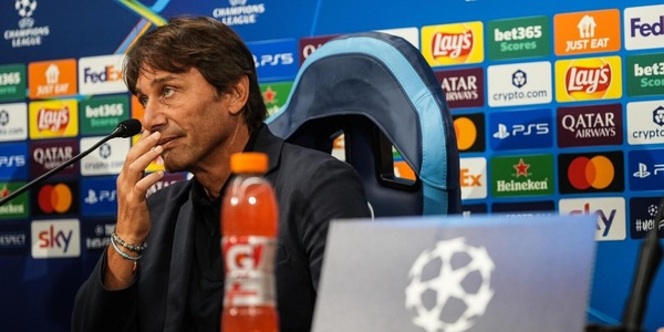 Conte e il problema degli infortuni: "Attaccanti? Uno ce n'è...". Poi svela cosa aveva nella borsa