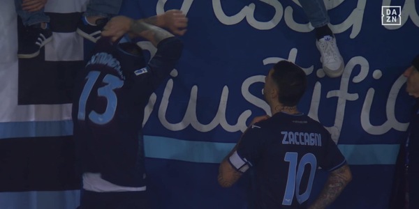 Il bellissimo gesto di Romagnoli sotto il settore dei tifosi della Lazio a Lecce: prima li saluta, poi...