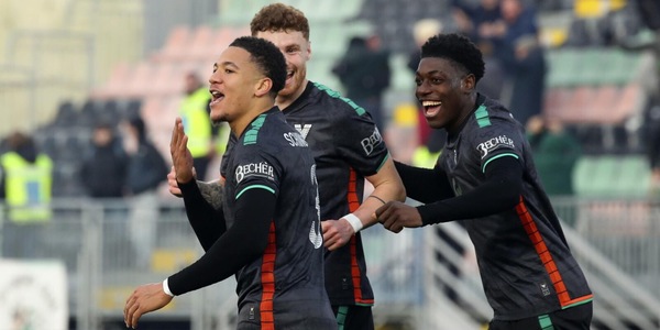 Serie B, il Venezia batte la Carrarese e torna in vetta. Samp all'ultimo respiro