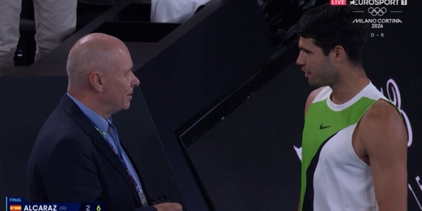 Rabbia Alcaraz per la chiusura parziale del tetto, Djokovic negli spogliatoi: quanta tensione alla finale degli Australian Open!