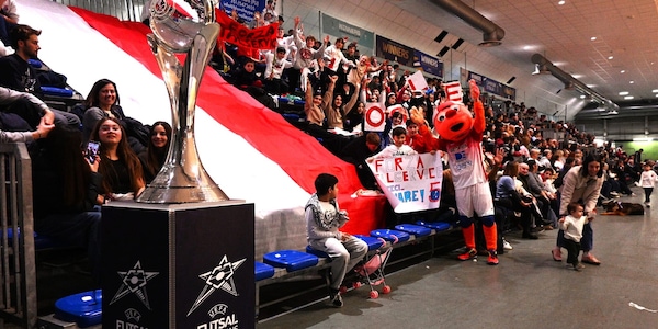 Super accoglienza a Pesaro, baci e abbracci a Falconara: il Trophy Tour per la Champions di futsal parte alla grande