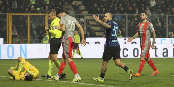 Il tifoso dell'Inter che ha lanciato il petardo contro Audero è in condizioni critiche