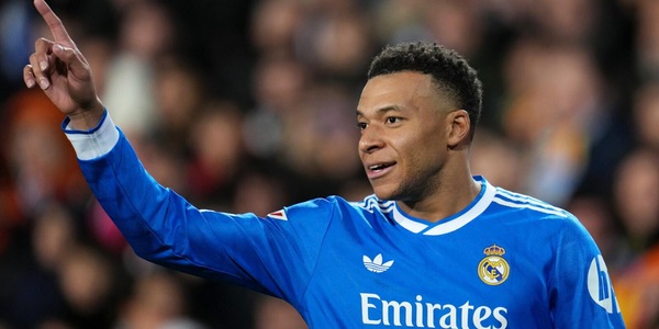 Carreras e Mbappé mantengono il Real Madrid nella scia del Barcellona