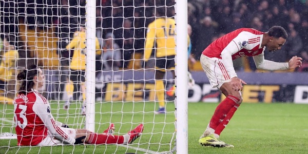 Arsenal rimontato a Wolverhampton: autogol di Calafiori al 94' e pari beffa per la capolista