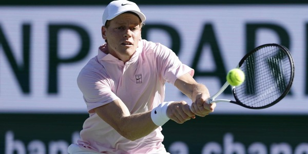 Sinner soffre, discute con un tifoso, ma poi batte Fonseca in 2 set e vola ai quarti di Indian Wells