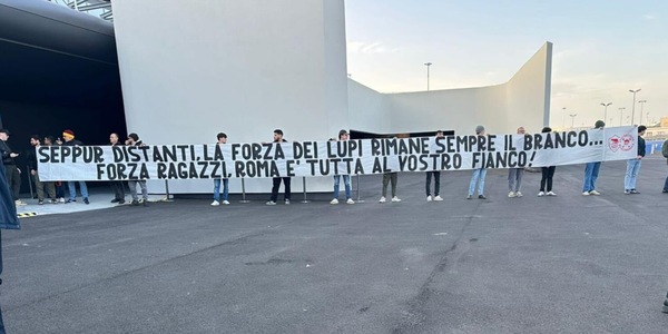 La Roma parte per Bologna: lo striscione da brividi dei tifosi