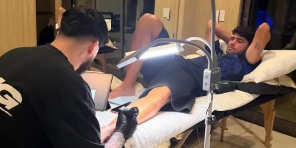 Alcaraz, promessa mantenuta: ecco il nuovo tatuaggio sulla caviglia sinistra