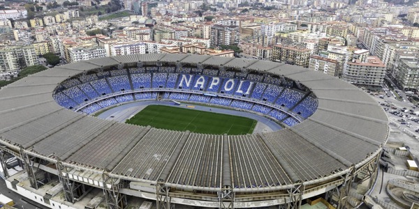 Il Napoli vuole lasciare il Maradona ma è in ritardo sullo stadio: settanta milioni in meno
